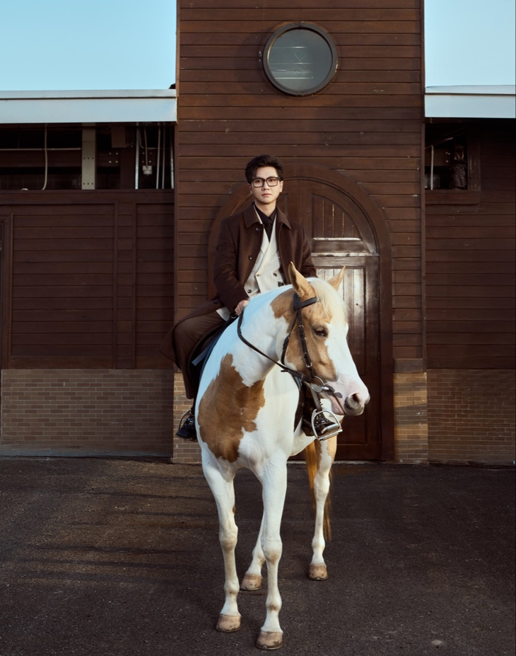 'Anh chú' MC Công Tố tung bộ ảnh ngựa, chưa gì đã thấy Tết Bính Ngọ rần rần - Ảnh 2.