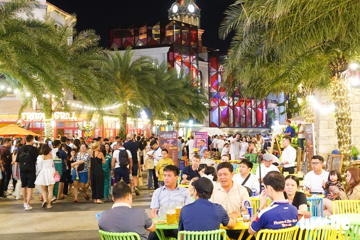 Khách quốc tế vui chơi cả ngày lẫn đêm ở Phú Quốc - Ảnh 4.