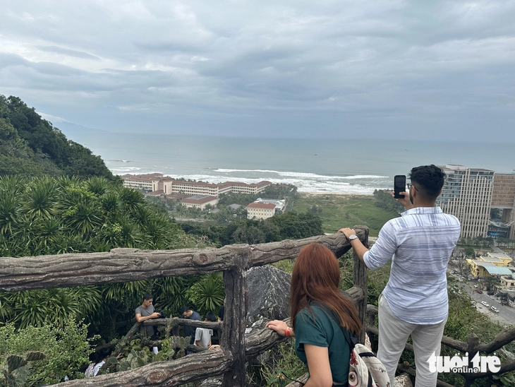 Du khách thích thú khám phá hang động tại Ngũ Hành Sơn dịp đầu năm mới - Ảnh 14.