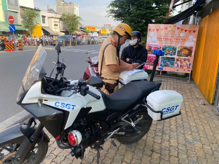 ngược chiều - Ảnh 1.