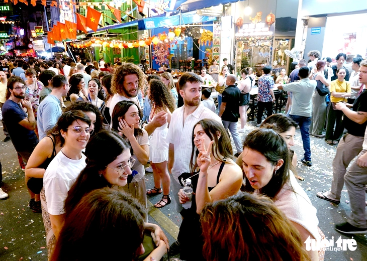 Trung tâm TP.HCM đông vui khách quốc tế đón năm mới 2026 từ sáng sớm - Ảnh 1.