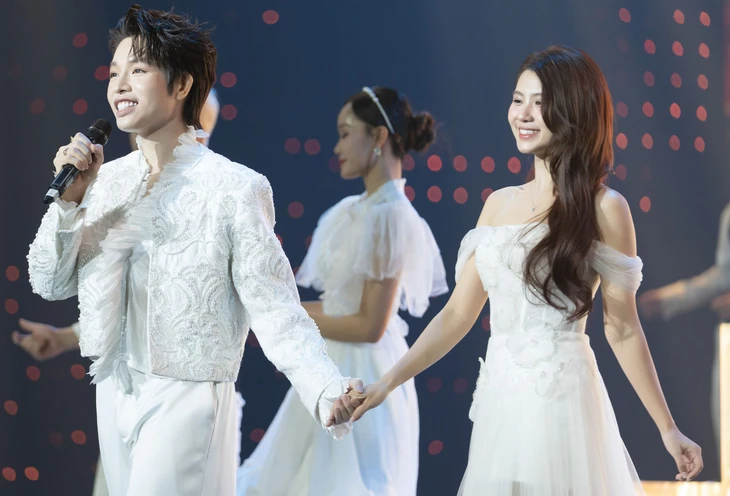 Câu nói của người dân vùng rốn lũ Chào năm mới 2026: Cứ tươi cười cùng nhau mà sống! - Ảnh 9.