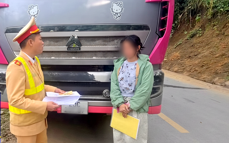 Ô tô tông loạt xe máy trên phố Hà Nội, một người bị thương - Ảnh 2.