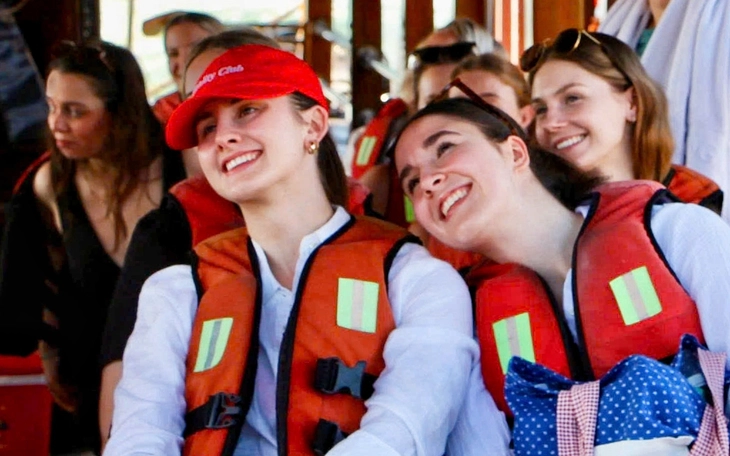 Khách quốc tế xếp hàng đông đúc mua đồ ăn, đón năm mới 2026 tưng bừng tại TP.HCM - Ảnh 9.