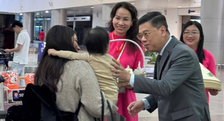 Đến TP.HCM đón năm mới, nhiều du khách được tặng quà từ trên máy bay lẫn ở sân bay - Ảnh 1.