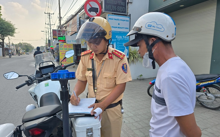 Người đàn ông vi phạm nồng độ cồn phần trần 'vừa ra tù nên không nắm rõ luật' - Ảnh 3.