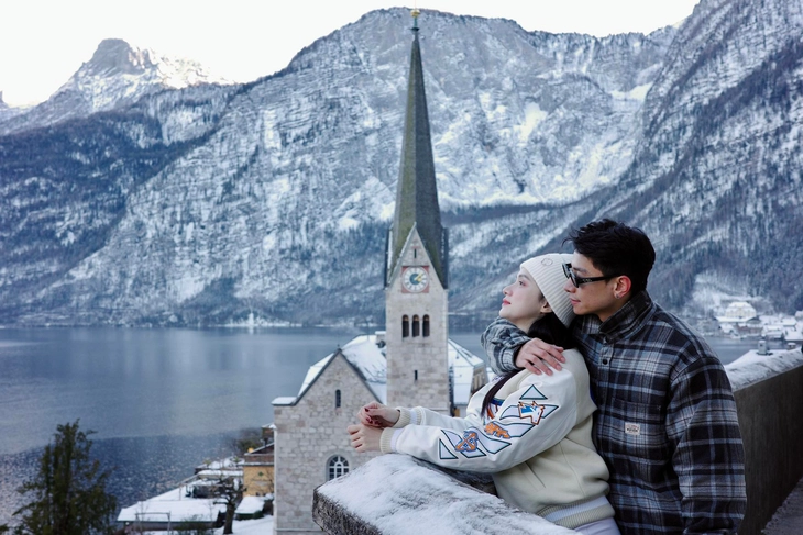 Sao Việt đón năm mới 2026: Pháo hoa ngoài phố, hạnh phúc trong nhà   - Ảnh 3.