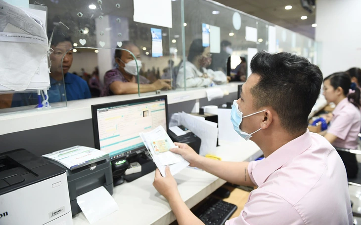 Dự kiến tăng lương cơ sở từ 1-7, mức đóng bảo hiểm y tế ra sao, đóng cả năm rồi có phải đóng thêm? - Ảnh 2.