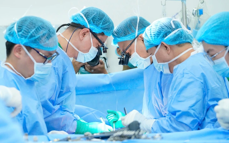 Nhiều nhân viên y tế đang trên đường về quê quay lại bệnh viện thực hiện thành công 4 ca ghép tạng - Ảnh 2.