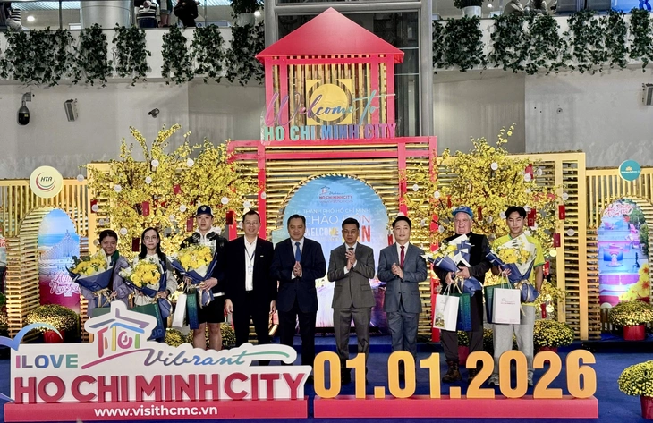 Đến TP.HCM đón năm mới, nhiều du khách được tặng quà từ trên máy bay lẫn ở sân bay - Ảnh 2.