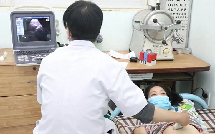 Từ nước Pháp xa xôi, những ‘blouse trắng’ đến khám bệnh miễn phí cho người nghèo Vĩnh Long - Ảnh 4.