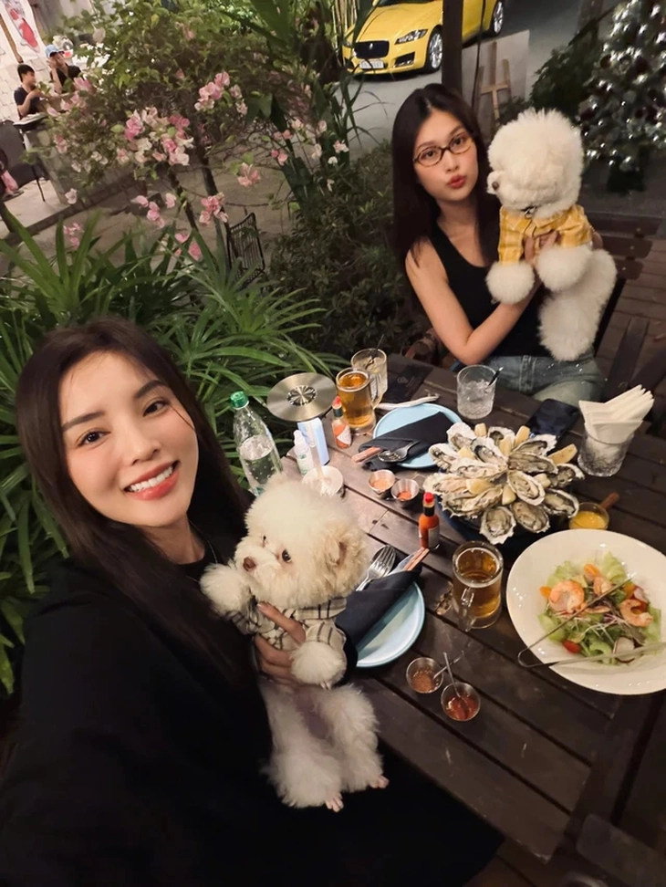 Sao Việt đón năm mới 2026: Pháo hoa ngoài phố, hạnh phúc trong nhà   - Ảnh 9.