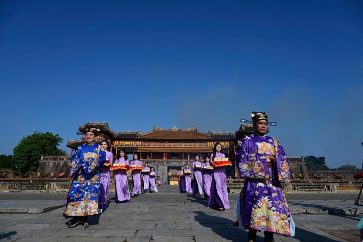 Tái hiện lễ ban lịch dưới triều Nguyễn ngày đầu năm mới, mở màn cho mùa lễ hội Huế 2026 - Ảnh 3.