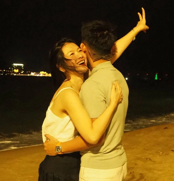 Sao Việt đón năm mới 2026: Pháo hoa ngoài phố, hạnh phúc trong nhà   - Ảnh 7.