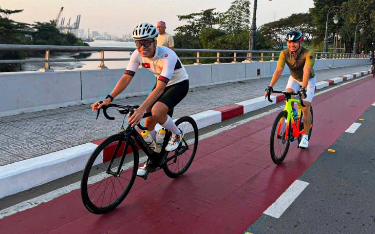 Nô nức đi metro, thích thú đạp xe làn ưu tiên - Ảnh 3.