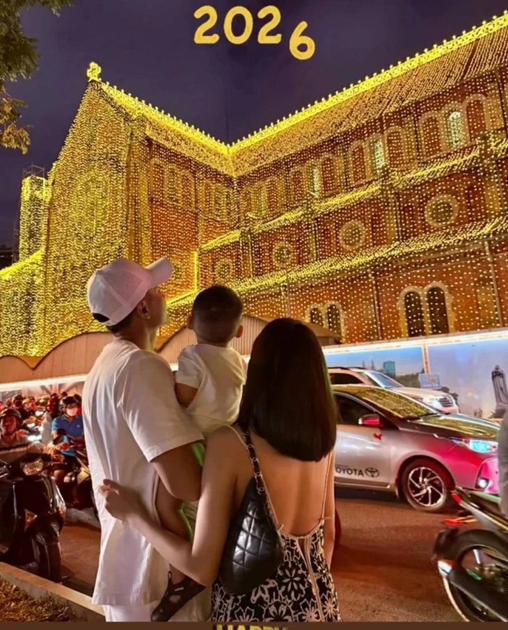 Sao Việt đón năm mới 2026: Pháo hoa ngoài phố, hạnh phúc trong nhà   - Ảnh 8.