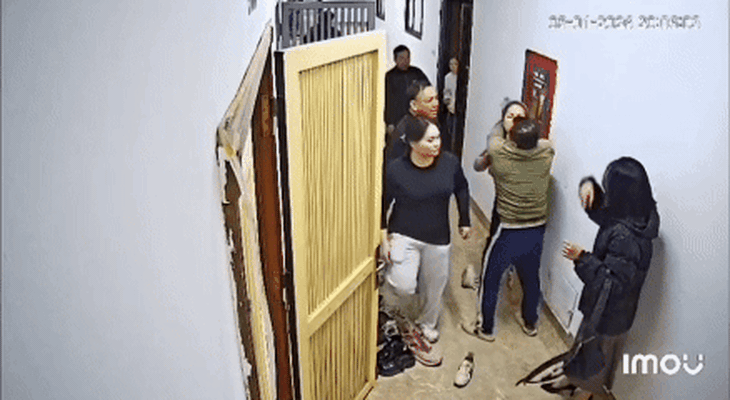 Công an triệu tập người phụ nữ túm tóc, đánh hàng xóm tại hành lang chung cư - Ảnh 1.