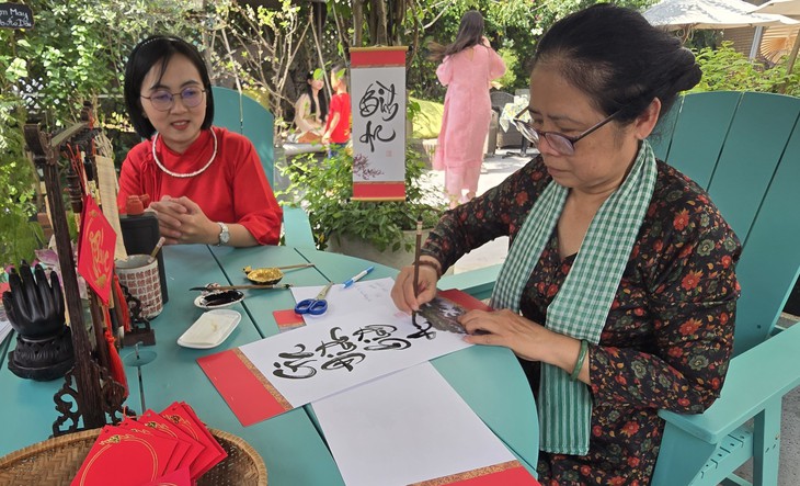 Học gói bánh chưng, làm mứt dừa, nấu cỗ ở Thảo Điền, cảm giác 'Tết đến sớm dữ' - Ảnh 5.