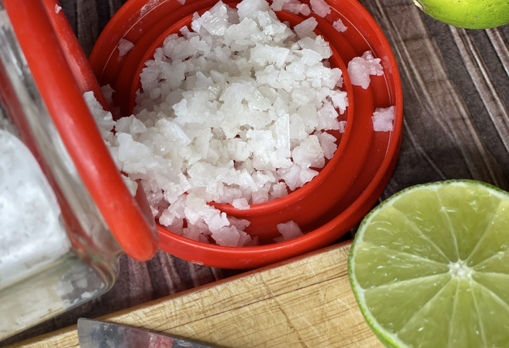 Thực hư việc uống nước chanh muối giúp hạ huyết áp? - Ảnh 1. chanh muối - Ảnh 1.
