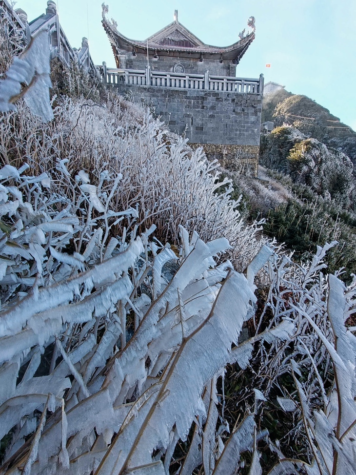 Băng giá phủ trắng đỉnh Fansipan - Ảnh 2.