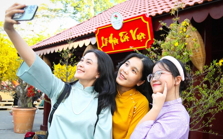 Tết đến sớm qua buổi học gói bánh chưng, làm mứt dừa tại Thảo Điền - Ảnh 8.