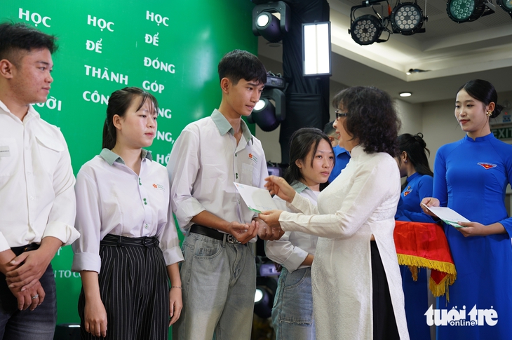 Sinh viên vùng lũ xúc động nhận học bổng, vé xe Tết - Ảnh 2.