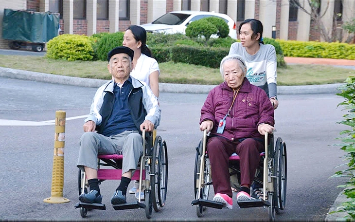 Hàn Quốc chính thức thành xã hội siêu già: Người cao tuổi nhiều gấp đôi trẻ em - Ảnh 2.