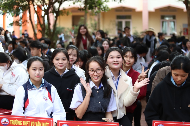 Trước ngưỡng cửa đại học, học sinh vùng sâu hỏi thẳng chuyện đam mê, việc làm và… lấy chồng - Ảnh 9.