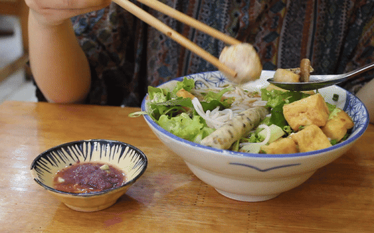 Tranh cãi việc ăn omakase phải đặt cọc 1 triệu đồng, ai đúng ai sai? - Ảnh 3.