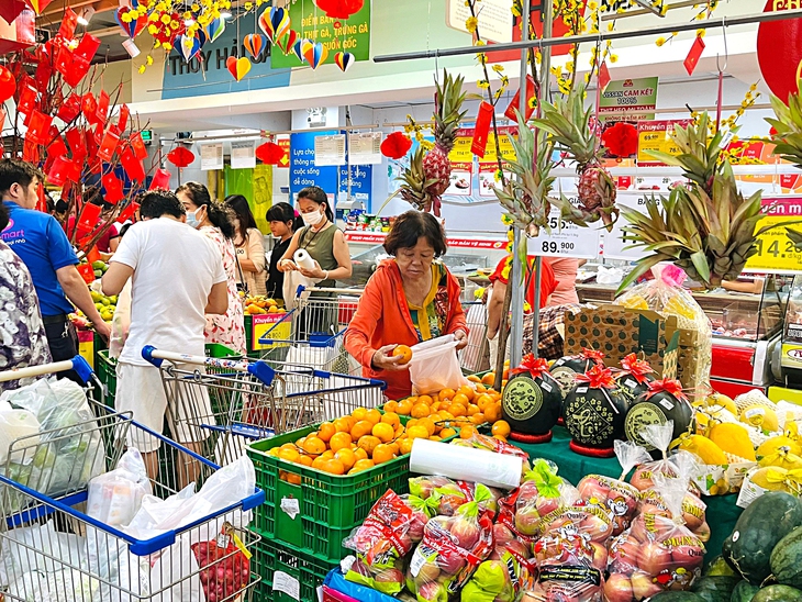 TP.HCM yêu cầu đảm bảo nguồn cung và giá cả hàng Tết - Ảnh 1. hàng tết - Ảnh 1.