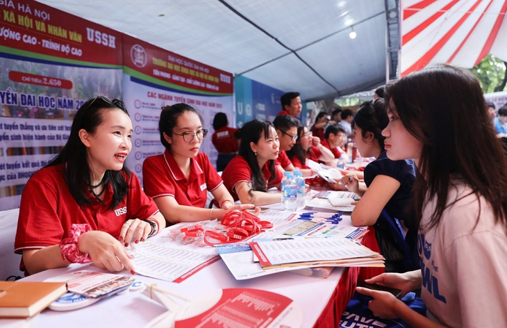 Mở màn tư vấn tuyển sinh 2026 - Ảnh 2.