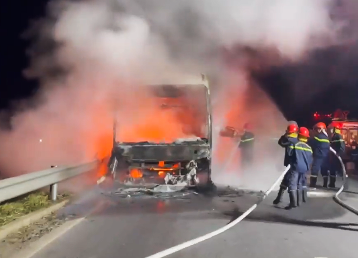 Xe khách cháy dữ dội khi đang lưu thông trên cao tốc Bắc - Nam - Ảnh 2.