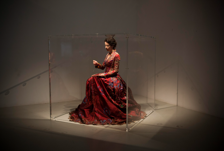 380 nghệ nhân từ 51 quốc gia cùng thêu nên một chiếc váy đỏ - Ảnh 5.