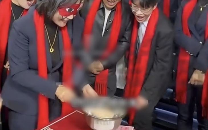 Ảnh chế thủ môn Trung Kiên ngập mạng xã hội  - Ảnh 2.