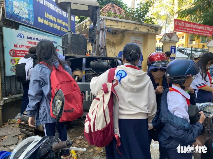 Thi công vỉa hè ngổn ngang ở nhiều tuyến đường quanh trường học và bệnh viện - Ảnh 6.