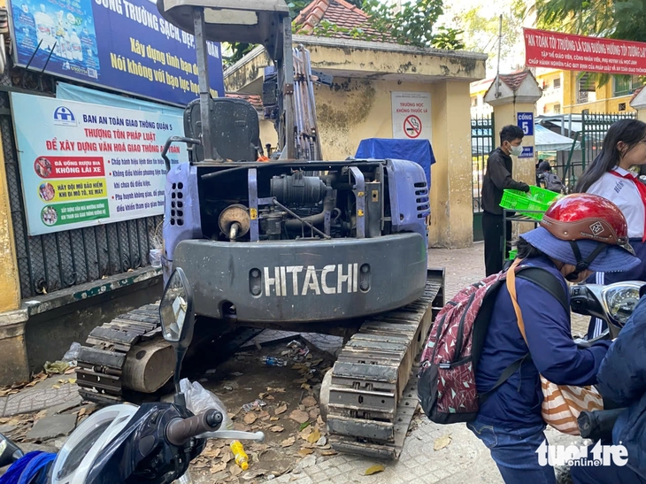 Thi công vỉa hè ngổn ngang ở nhiều tuyến đường quanh trường học và bệnh viện - Ảnh 8.