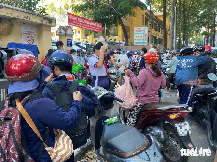 Thi công vỉa hè ngổn ngang ở nhiều tuyến đường quanh trường học và bệnh viện - Ảnh 9.