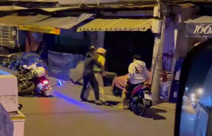 Vụ người đi xe máy ngăn cản cảnh sát giao thông: Không chấp hành đo nồng độ cồn - Ảnh 2.
