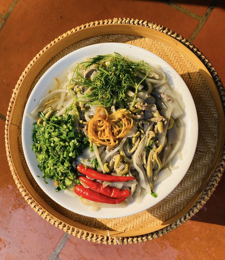 Rươi kho lối Tứ Kỳ, canh măng chua nấu rươi: Dời ôi là tuyệt! - Ảnh 1.