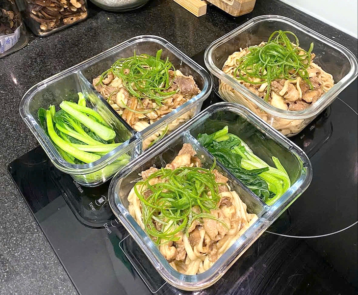 mang cơm đi làm - Ảnh 2.