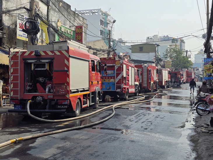 Cháy lớn ở 2 căn nhà trong hẻm đường Nguyễn Duy Trinh, TP.HCM - Ảnh 3.