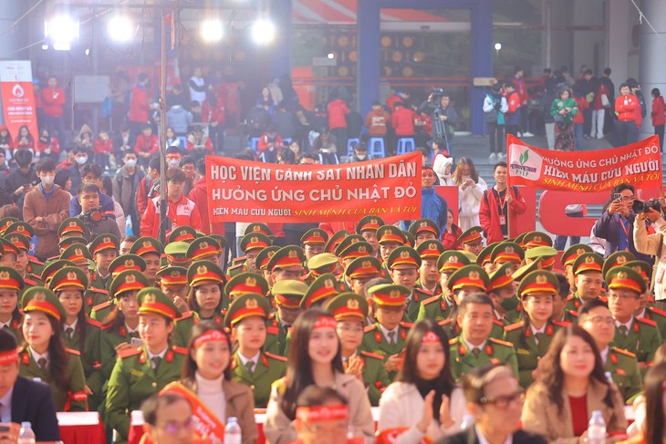 Hàng nghìn bạn trẻ xếp hàng hiến máu cứu người - Ảnh 3.