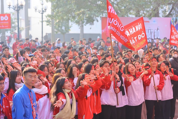 Hàng nghìn bạn trẻ xếp hàng hiến máu cứu người - Ảnh 2.