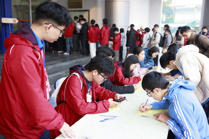 Hàng nghìn bạn trẻ xếp hàng hiến máu cứu người - Ảnh 4.