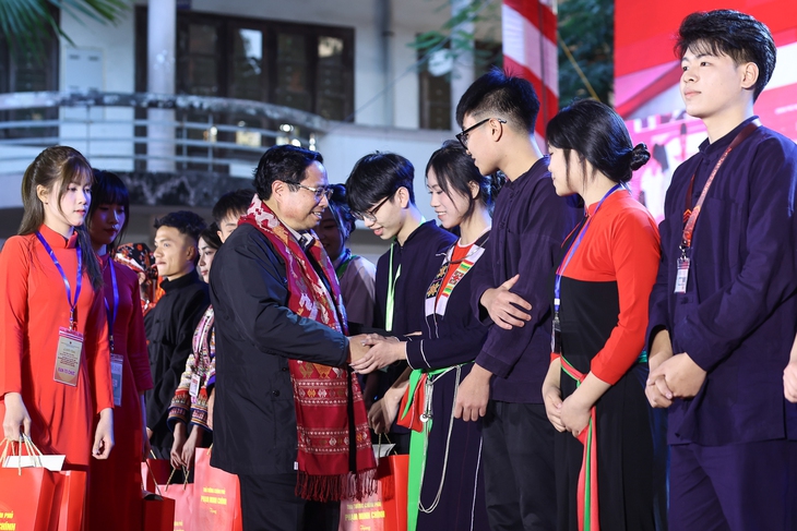 Thủ tướng dự khởi công các công trình của 'tình dân tộc, nghĩa đồng bào' - Ảnh 2.