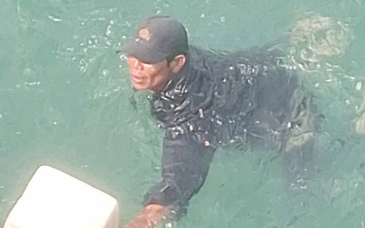 Người thợ sửa xe nhanh trí cứu nam sinh rơi xuống kênh sâu - Ảnh 3.