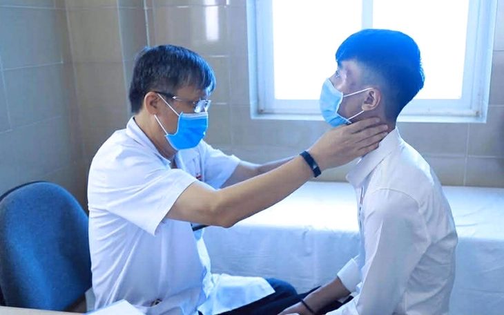 Khó thở, gần mất tiếng, cụ bà phát hiện hơn 20 hạch ung thư di căn - Ảnh 2.