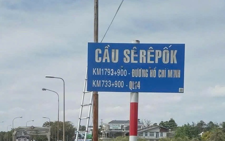 Công an xã ở Đắk Lắk lao xuống dòng nước xiết cứu cô gái nhảy cầu tự tử - Ảnh 2.