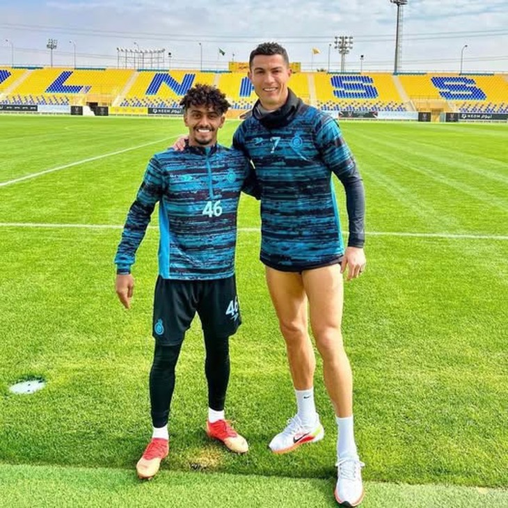 Al Aliwa từng có thời gian làm đồng đội với siêu sao Cristiano Ronaldo - Ảnh: FBCN