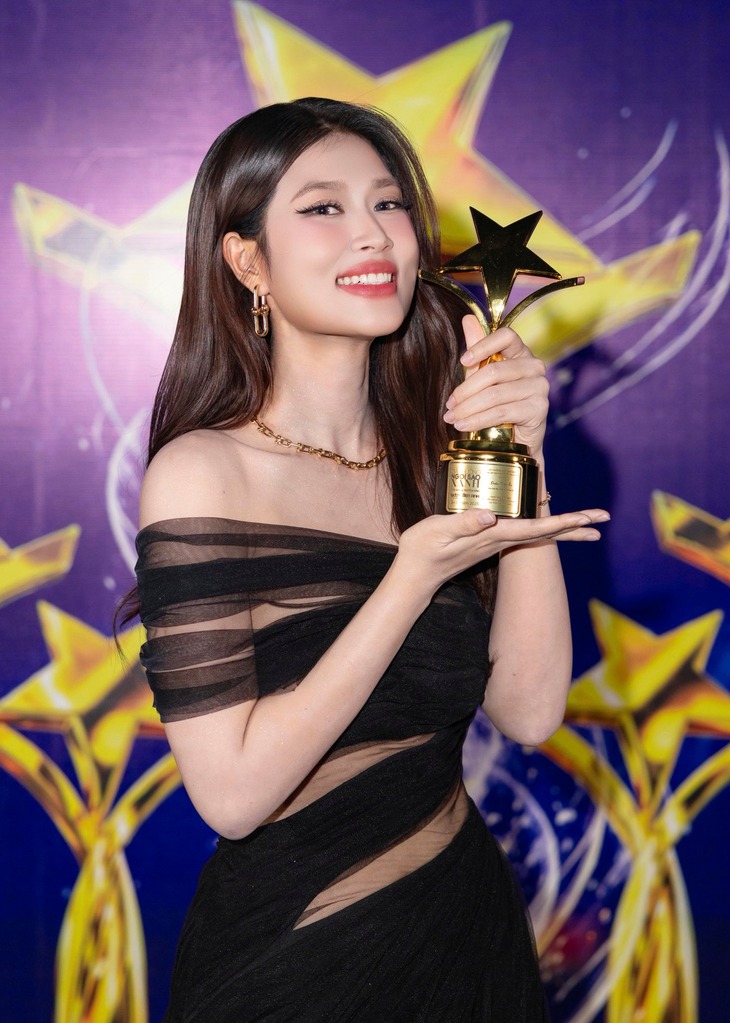 Hoa hậu Thiên Ân nói gì sau khoảnh khắc 'hất tay fan' - Ảnh 2.